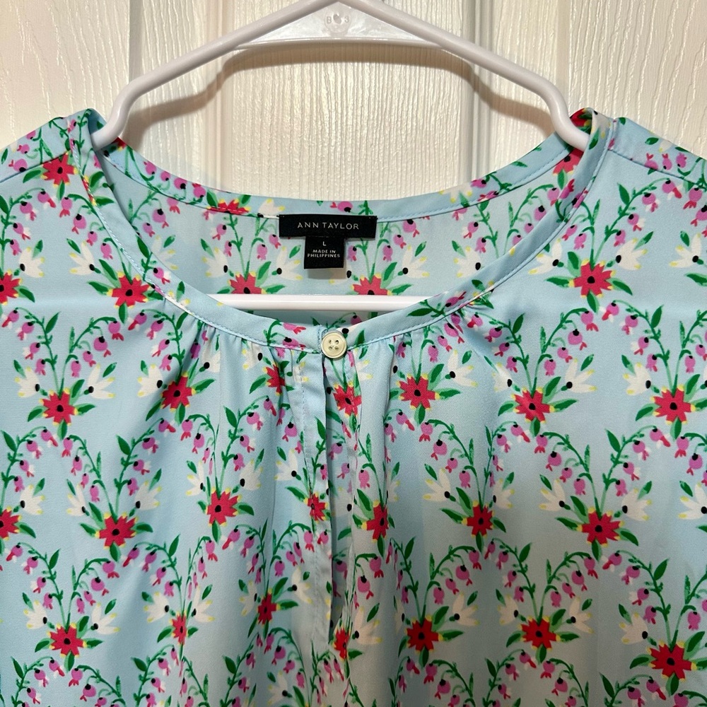 Floral Women's Blouse in Light Blue with Pink Florals Ann Taylor Size Large - Picture 4 of 4